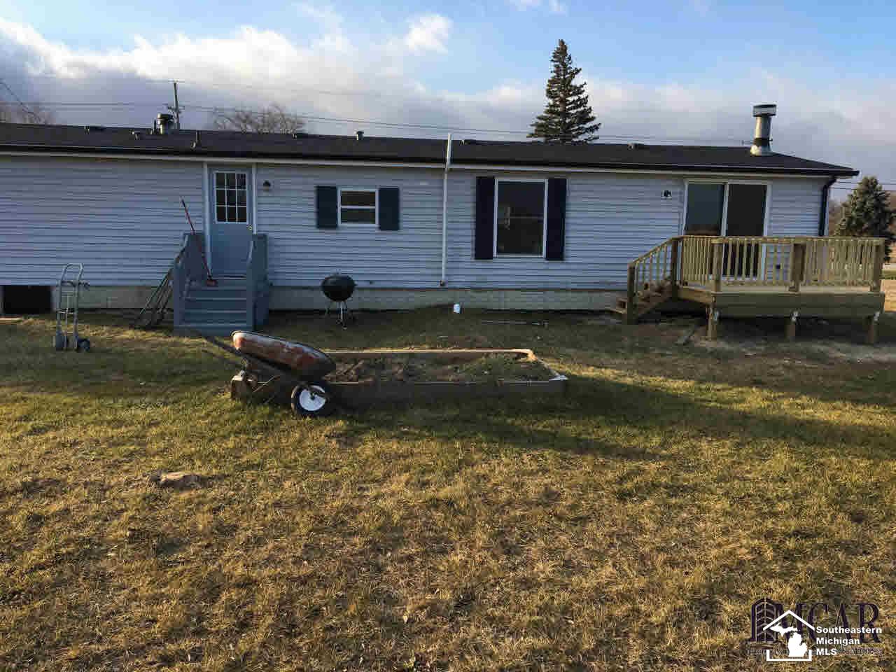 6104 Stewart Road Monroe, MI 48162 - Photo 4 of 18 21271418-3.JPG