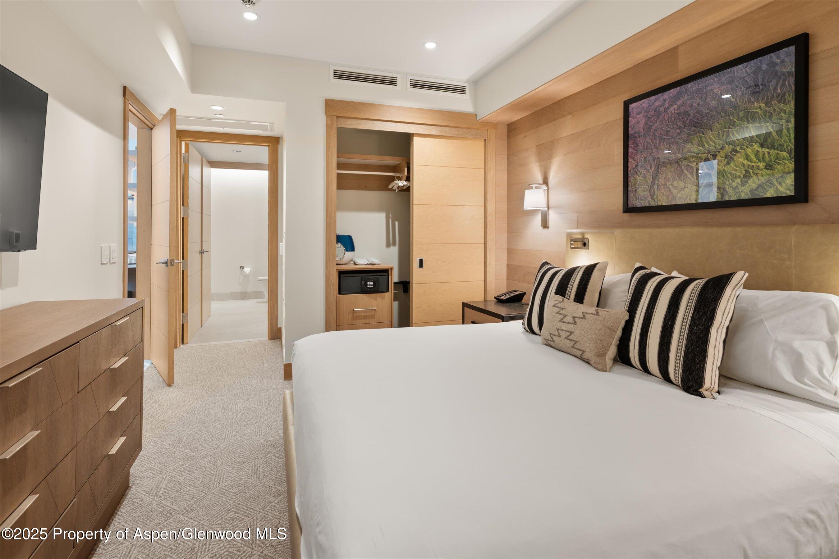 130 Wood Road, Unit 353355 Snowmass Village, CO 81615 - Photo 33 of 41 a spacious bedroom with a bed and a bathroom