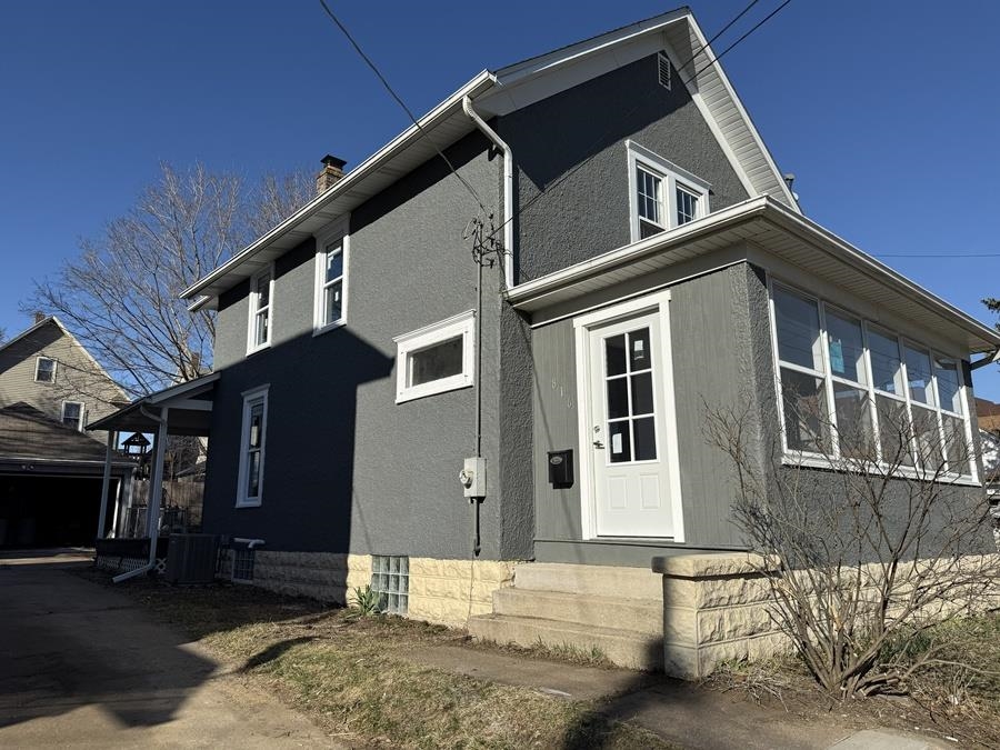 816 West Pleasant Street Freeport, IL 61032 - Photo 3 of 42 a front view of a house with a yard
