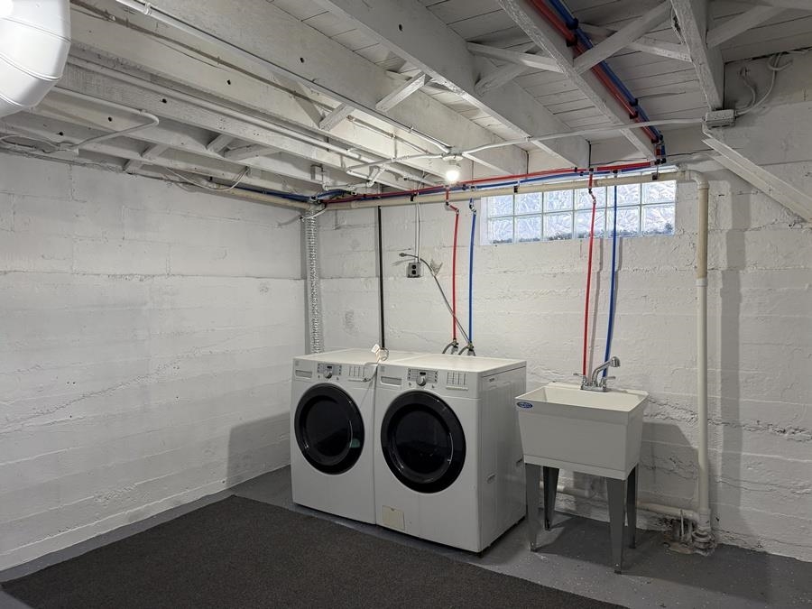 816 West Pleasant Street Freeport, IL 61032 - Photo 35 of 42 a utility room with dryer and washer