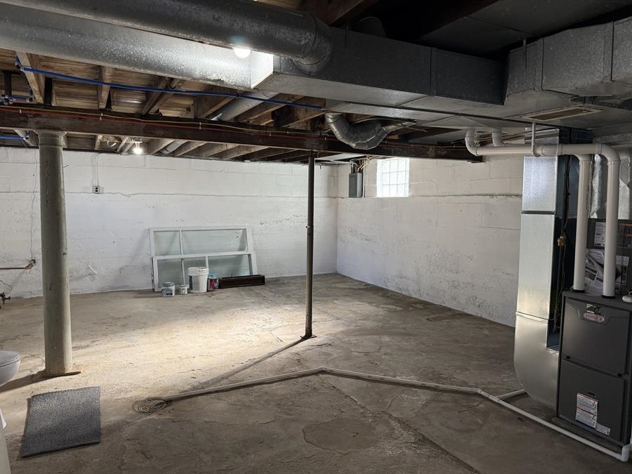 816 West Pleasant Street Freeport, IL 61032 - Photo 37 of 42 a view of a garage room