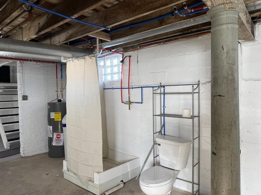 816 West Pleasant Street Freeport, IL 61032 - Photo 39 of 42 a bathroom with a shower and toilet