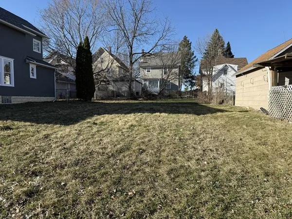 a view of a yard with a house