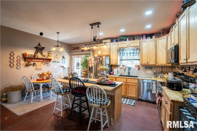 $299,000 | 13261 North Casey Road, Marion, IL 62959