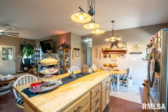 $299,000 | 13261 North Casey Road, Marion, IL 62959