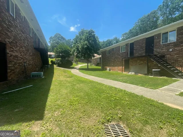 a view of a backyard