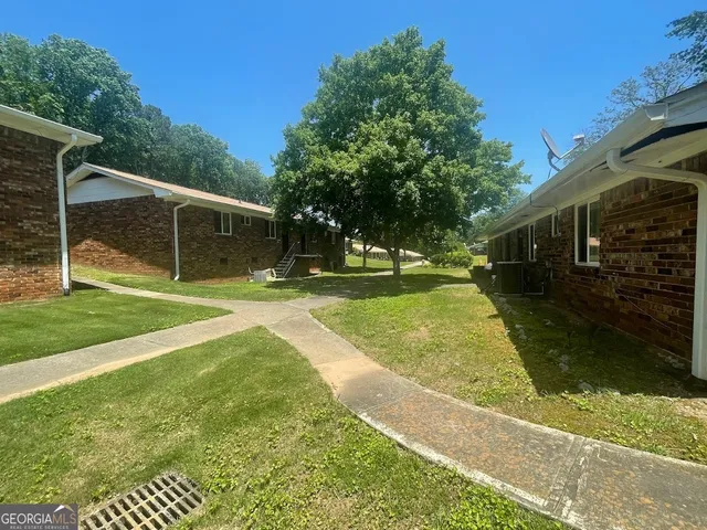 a view of a backyard