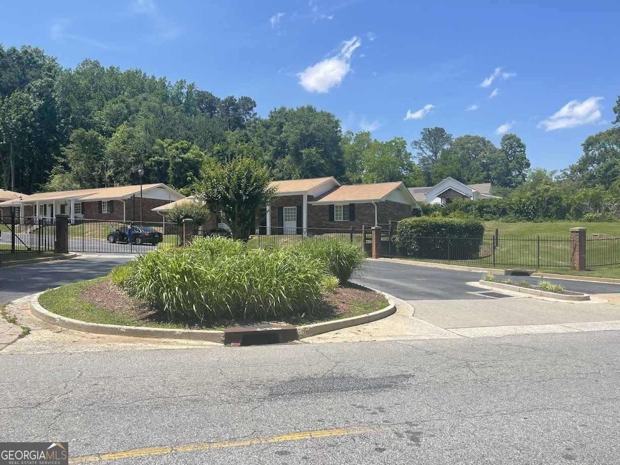 140 Se Mount, Unit 36 Atlanta, GA 30354 - Photo 13 of 13 a front view of a house with a yard