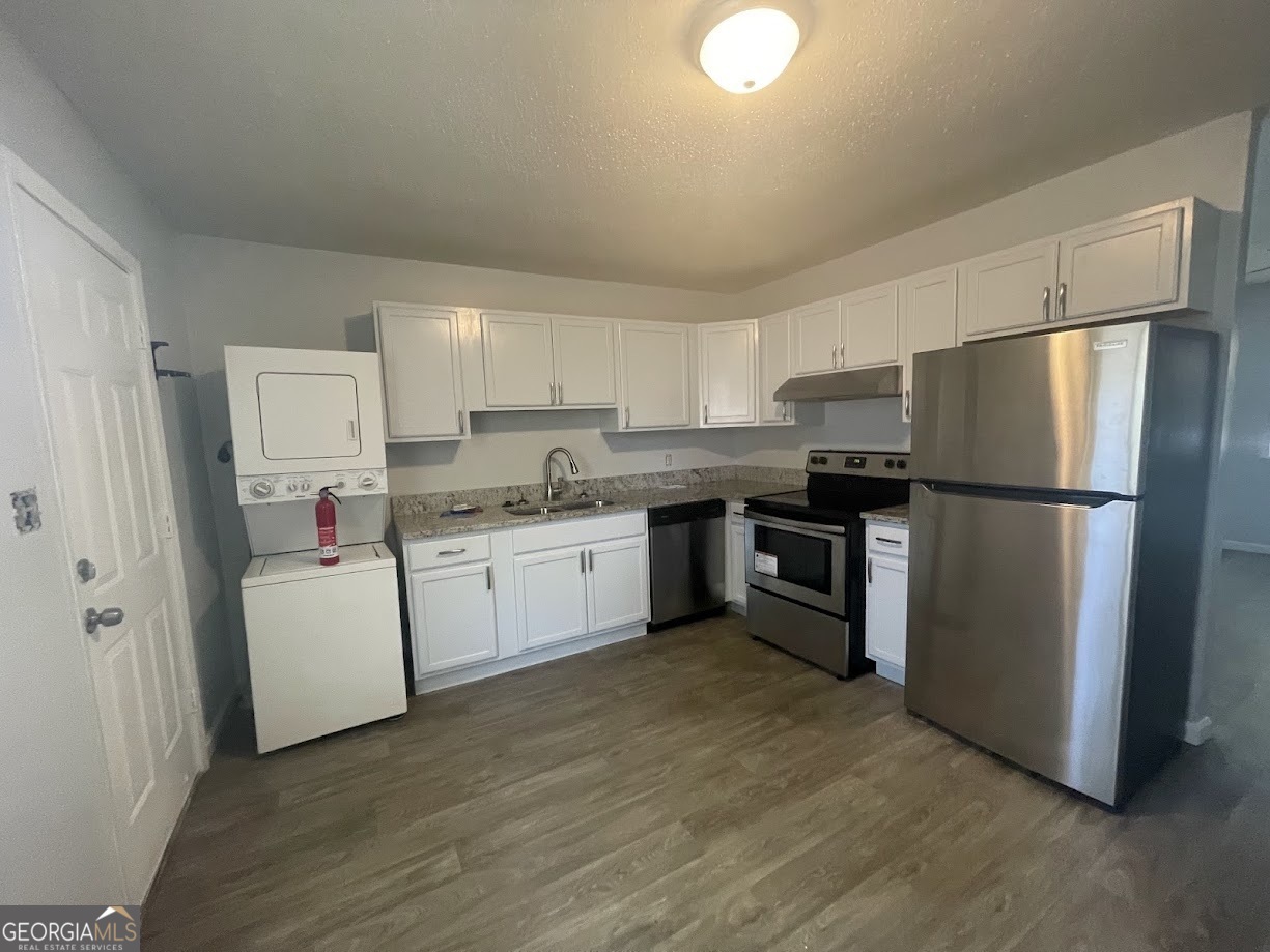 140 Se Mount, Unit 36 Atlanta, GA 30354 - Photo 2 of 13 a kitchen with a refrigerator stove top oven and sink