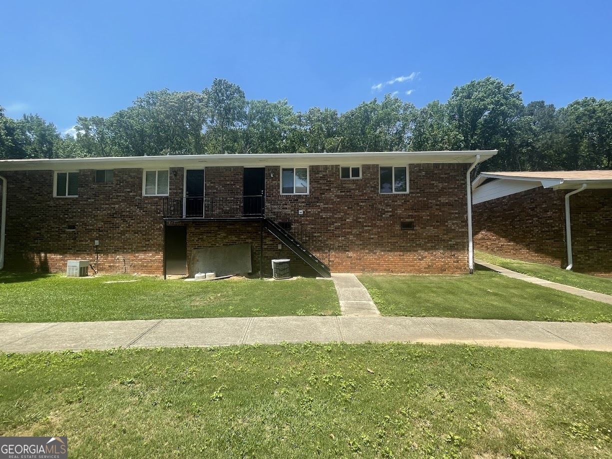 140 Se Mount, Unit 36 Atlanta, GA 30354 - Photo 9 of 13 a front view of a house with a yard