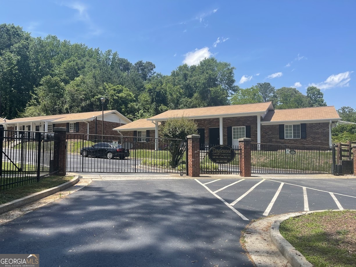 140 Se Mount, Unit 36 Atlanta, GA 30354 - Photo 10 of 13 a view of a house with a backyard