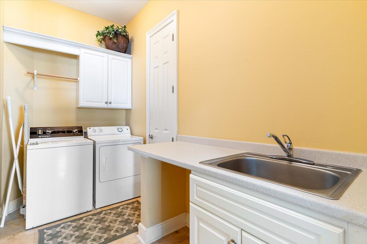 7923 Gulf Boulevard Navarre, FL 32566 - Photo 30 of 33 a utility room with dryer and washer