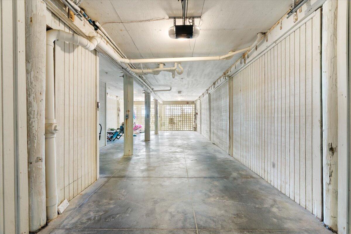 7923 Gulf Boulevard Navarre, FL 32566 - Photo 31 of 33 a view of a hallway