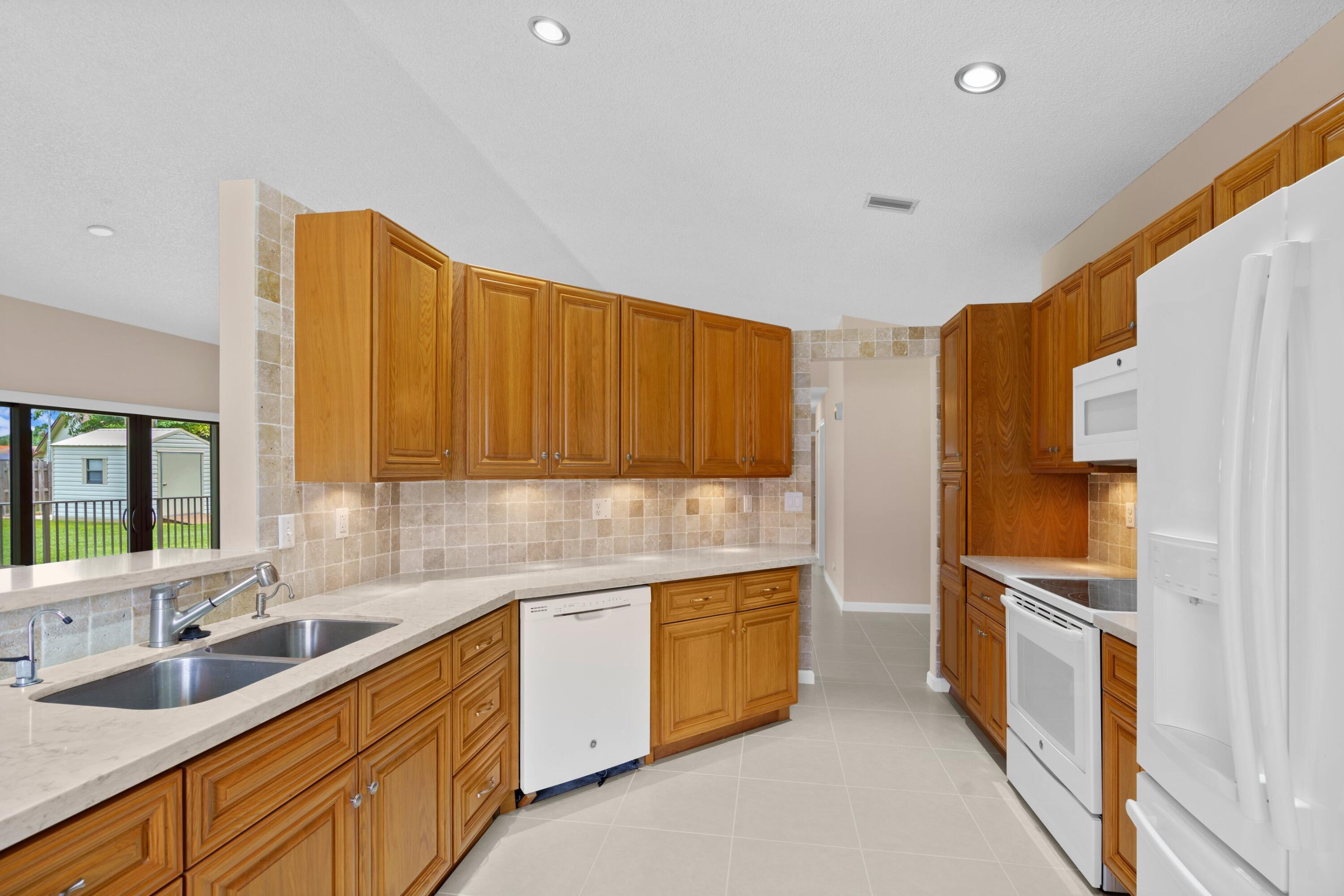 467 Hopalong Lane Boca Raton, FL 33487 - Photo 4 of 28 Kitchen
