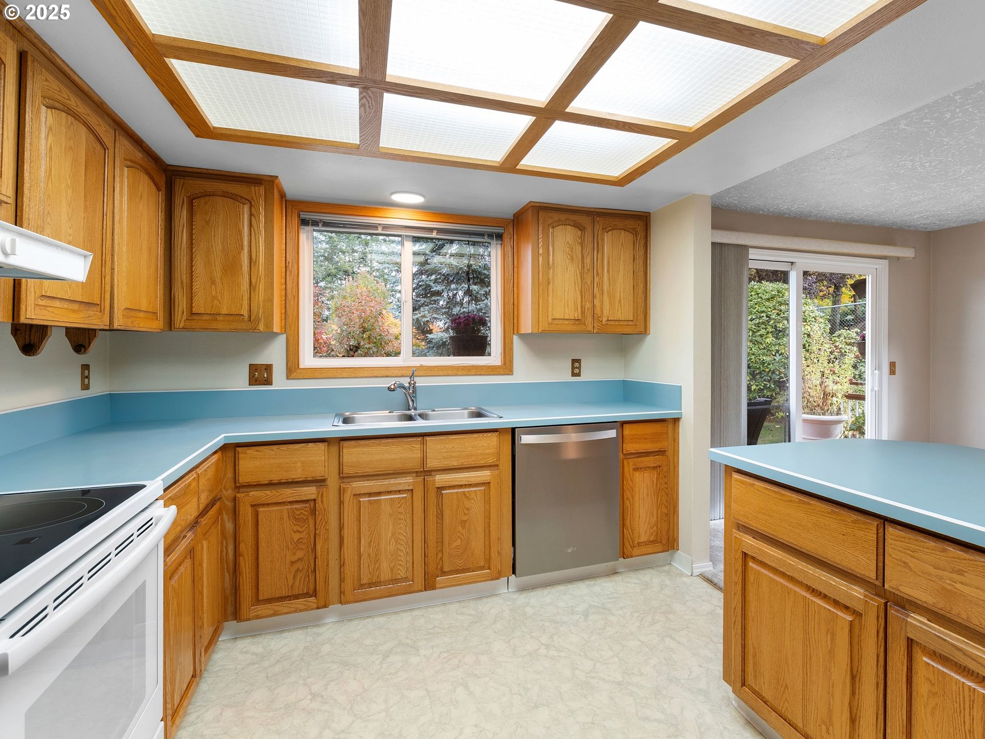 555 Southwest 7th Street Gresham, OR 97080 - Photo 14 of 48 a kitchen with granite countertop sink and window