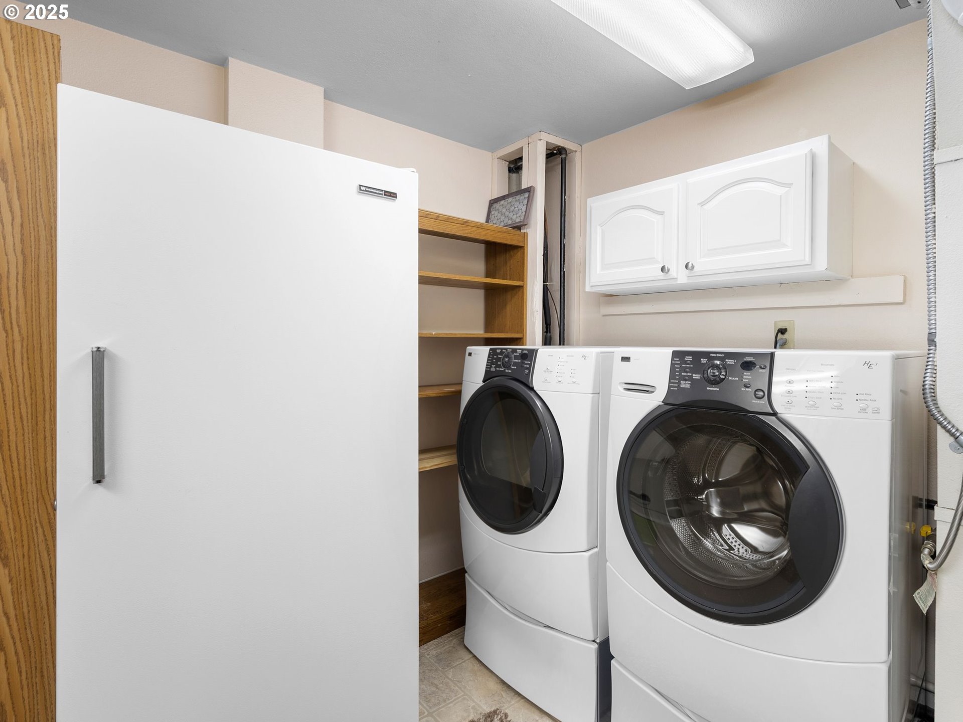 555 Southwest 7th Street Gresham, OR 97080 - Photo 35 of 48 a utility room with dryer and washer