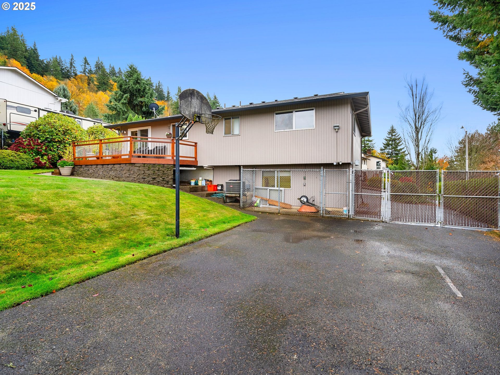 555 Southwest 7th Street Gresham, OR 97080 - Photo 42 of 48 a view of a back yard with an umbrella