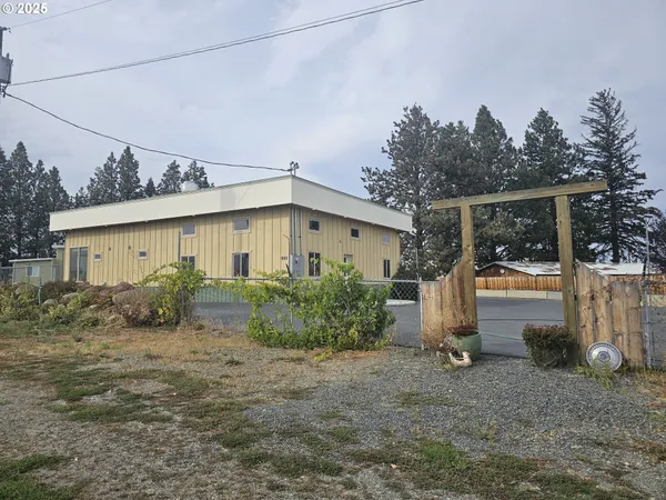 a view of a house with backyard and garden