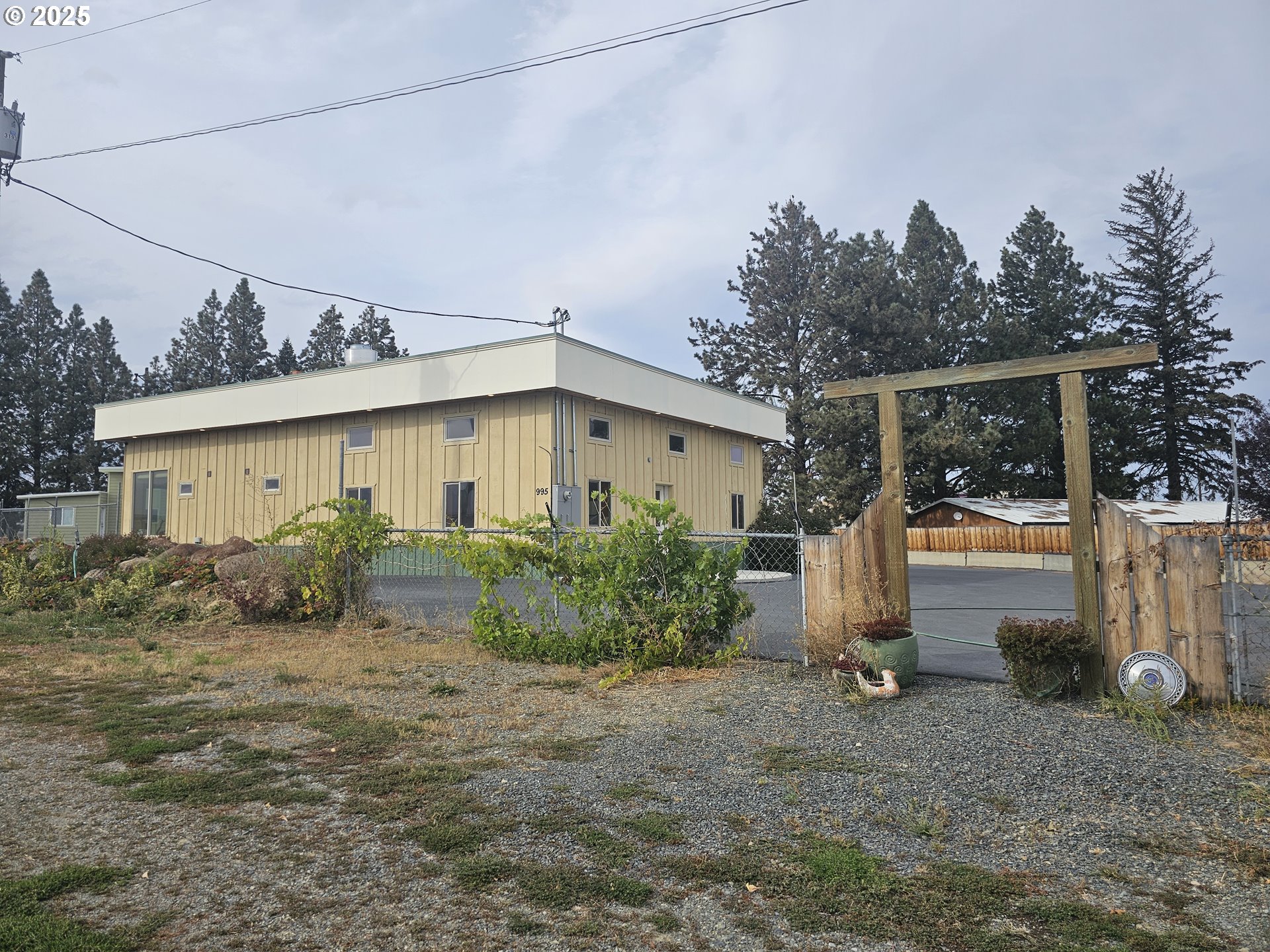 995 3rd Street North Powder, OR 97867 - Photo 1 of 28 a view of a house with backyard and garden