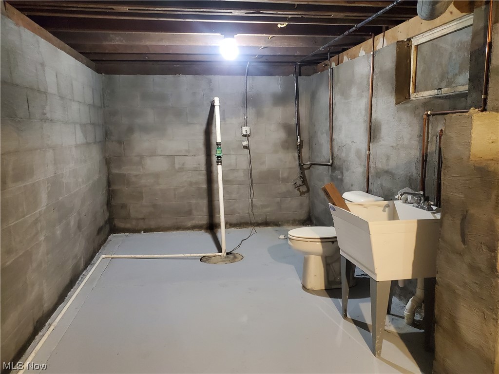 279 Devonshire Road Vermilion, OH 44089 - Photo 22 of 35 Half bathroom