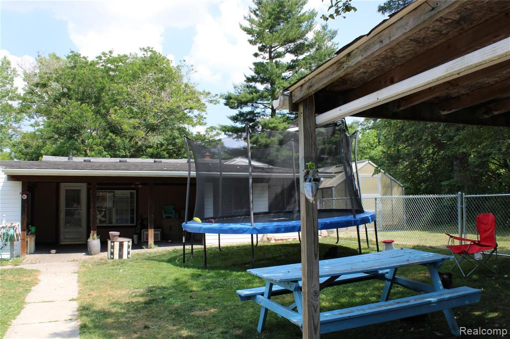 98 South Rochester Road Oakland, MI 48363 - Photo 19 of 32