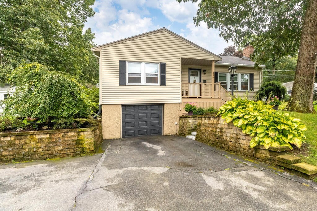21 Woodbriar Road Wakefield, MA 01880 - Photo 5 of 32 Gallery Image 5