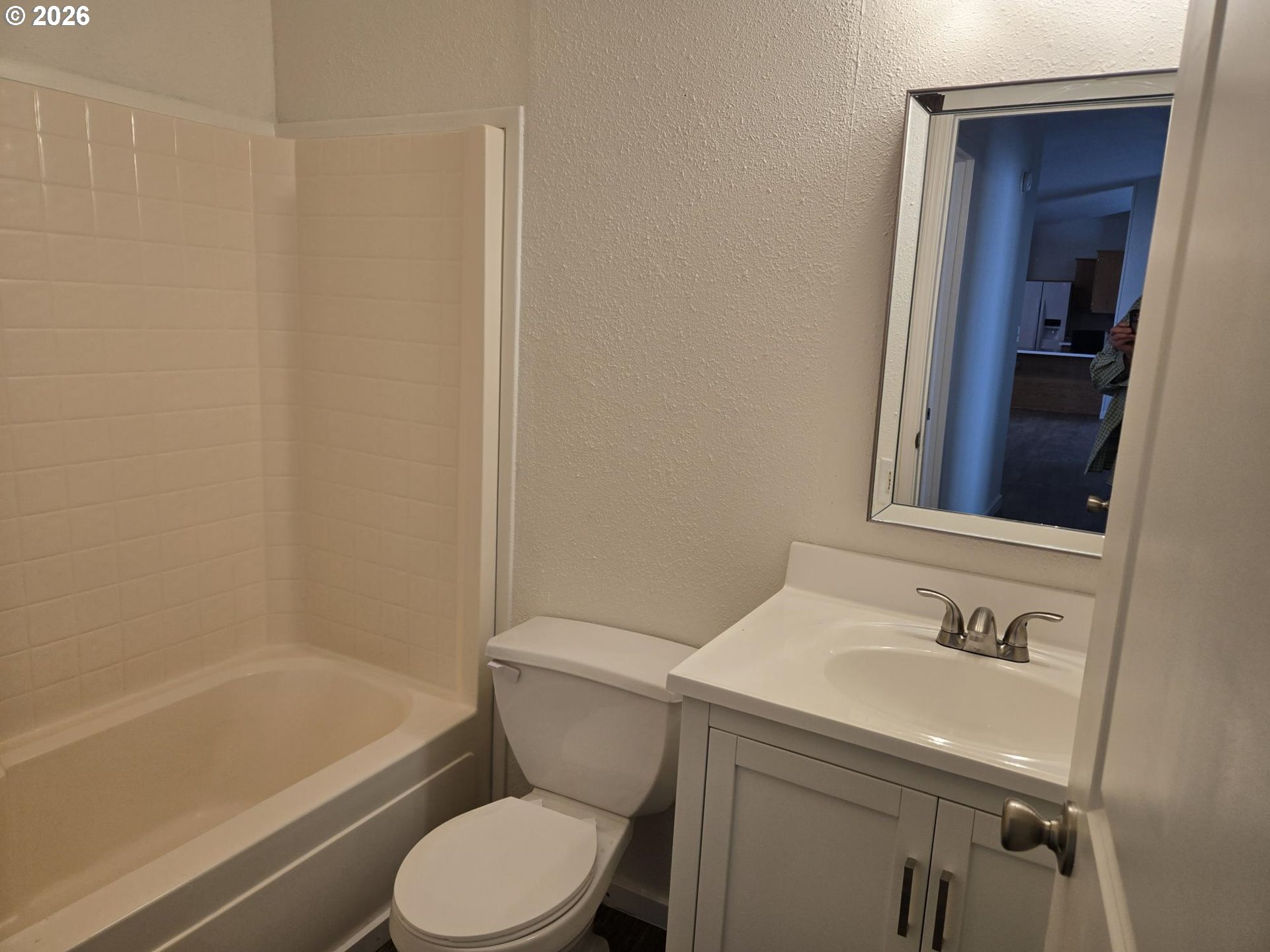 550 South State Street Sutherlin, OR 97479 - Photo 8 of 10 a bathroom with a sink toilet and a bathtub