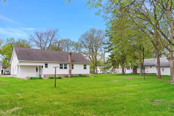 a view of a house with a backyard