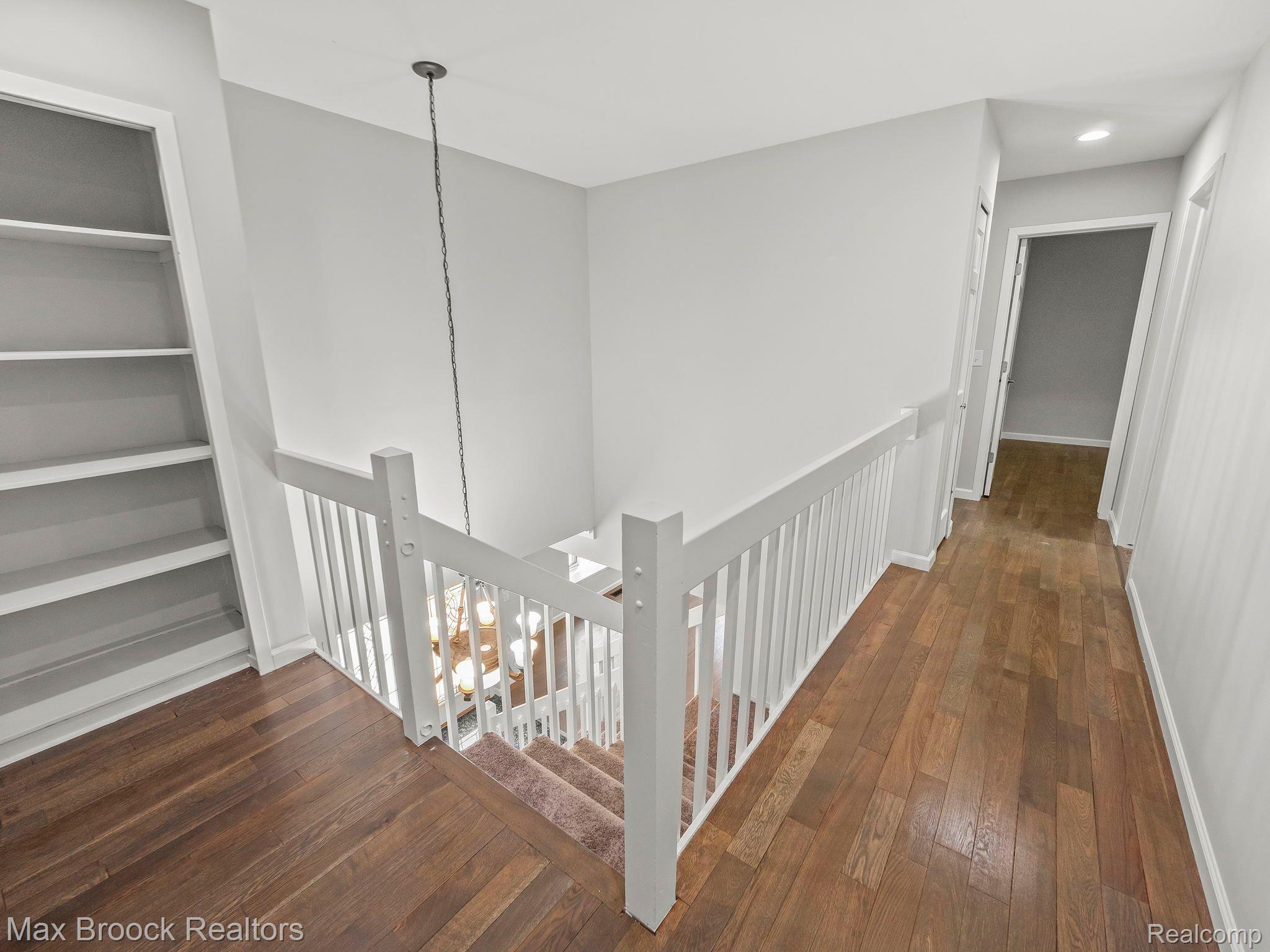 31171 Country Ridge Circle Farmington, MI 48331 - Photo 23 of 42 Second Floor Hallway