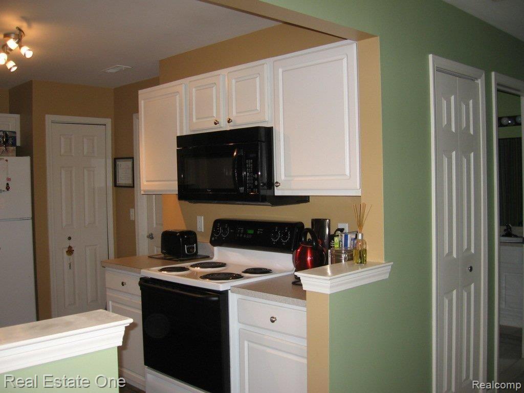 1881 Flagstone Circle, Unit 134 Rochester, MI 48307 - Photo 14 of 16 Kitchen