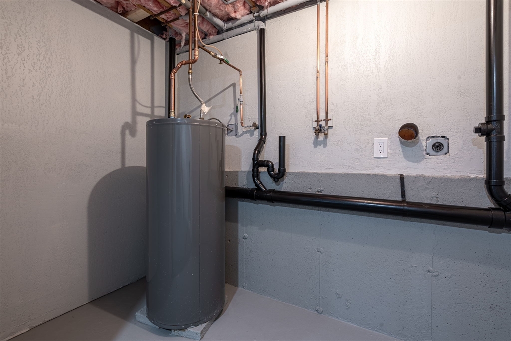 41 Casey Road Spencer, MA 01562 - Photo 28 of 39 a view of a living room