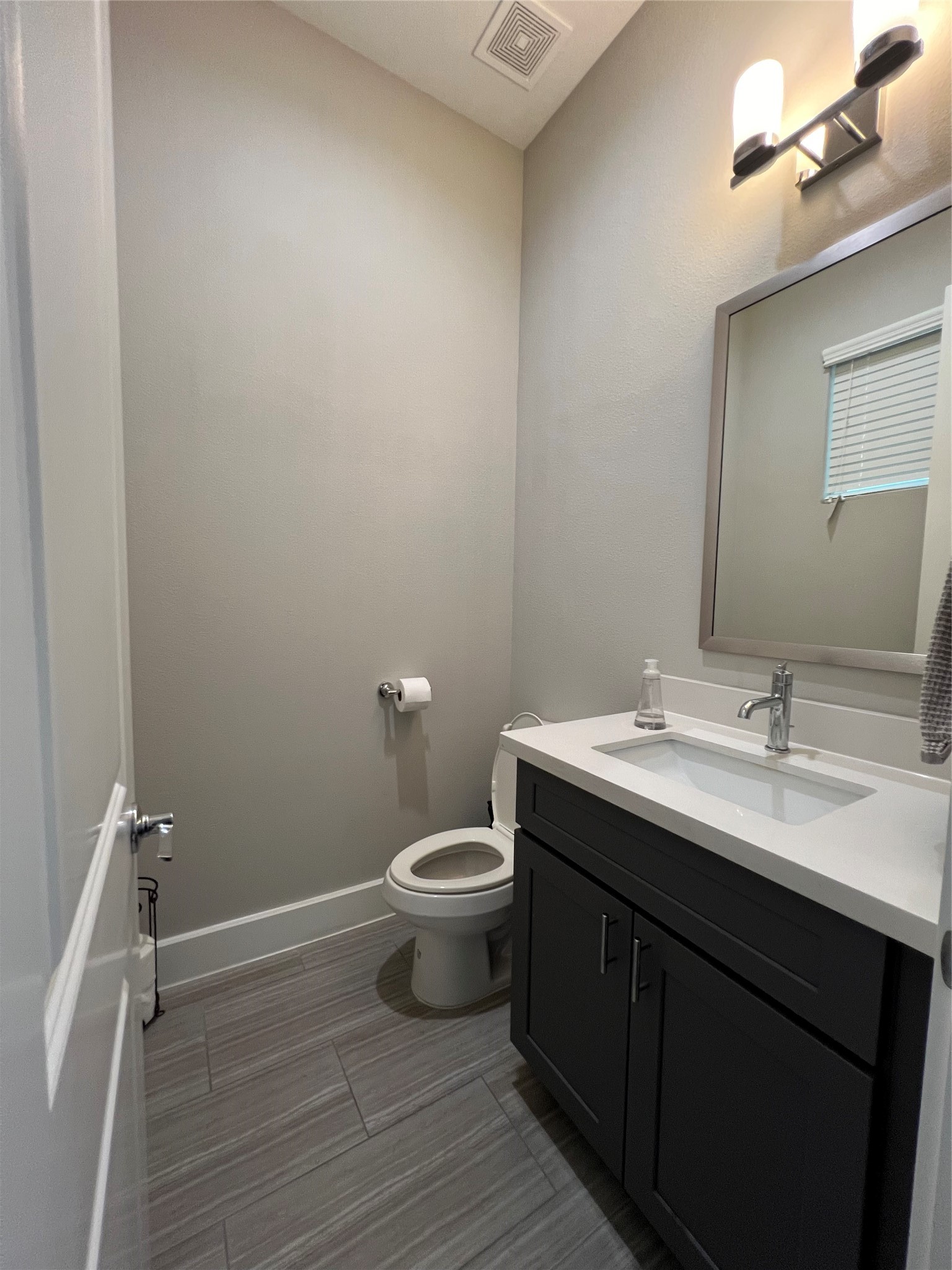 1224 Upton Street Houston, TX 77020 - Photo 17 of 48 Half bathroom on 2nd floor