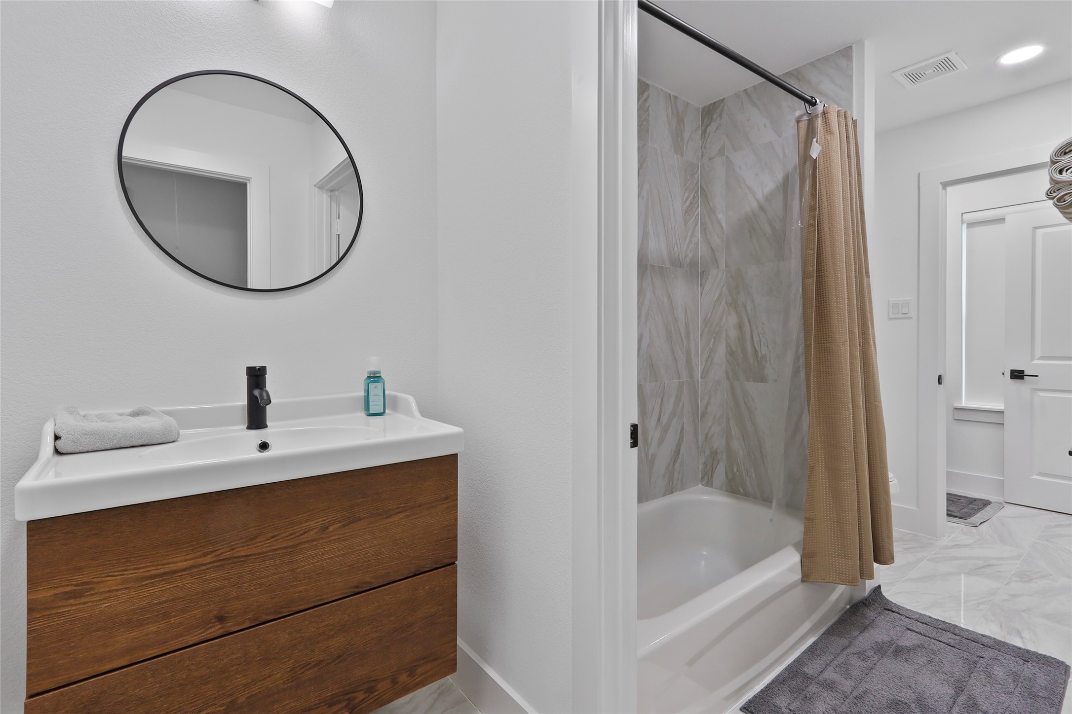 6747 Peerless Street Houston, TX 77021 - Photo 26 of 30 Full Bathroom