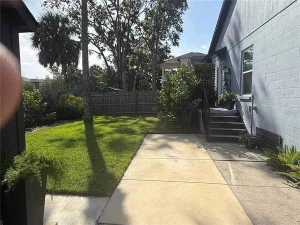 a view of a back yard