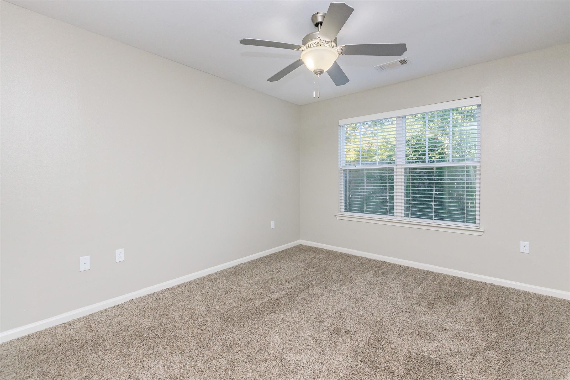 6454 Airline Highway Baton Rouge, LA 70805 - Photo 12 of 16 an empty room with a window and a fan