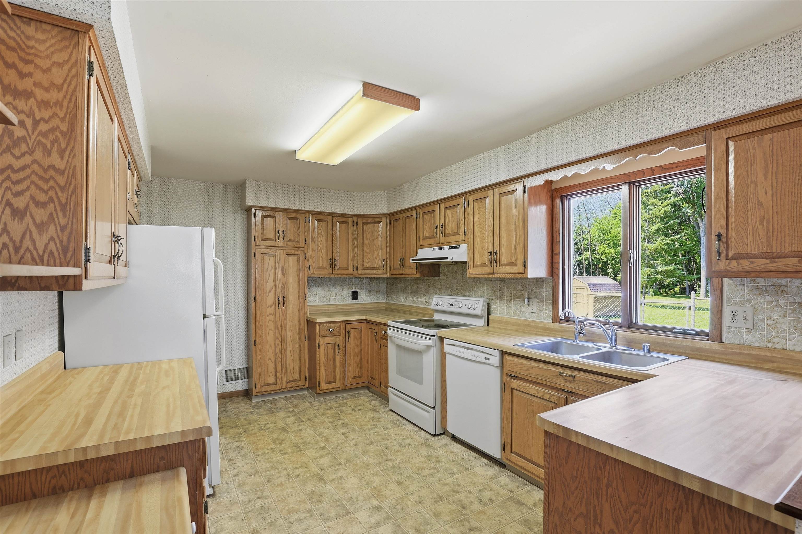 5400 Long Court Appleton, WI 54914 - Photo 9 of 38