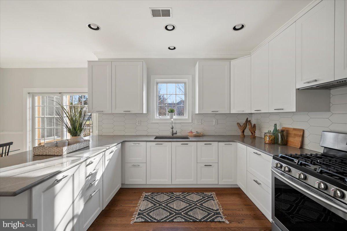 130 Brochant Circle Blue Bell, PA 19422 - Photo 24 of 83 Stylish renovated kitchen.