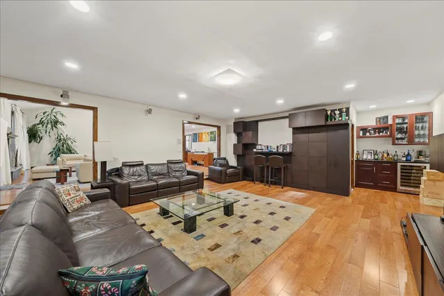 $1,375,000 | 10 Morley Court, Albertson, NY 11507