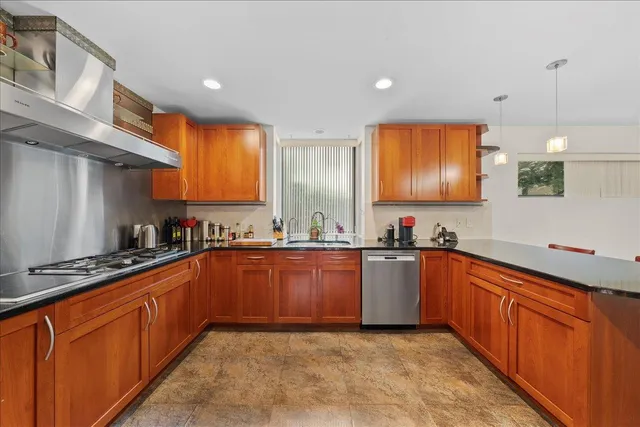 $1,375,000 | 10 Morley Court, Albertson, NY 11507