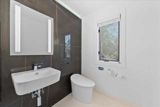 $1,375,000 | 10 Morley Court, Albertson, NY 11507