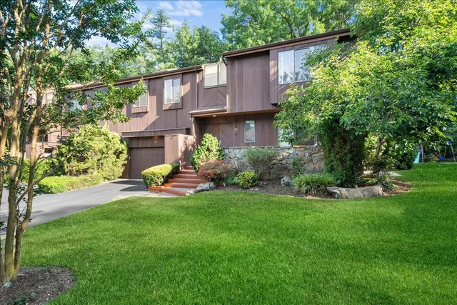 $1,375,000 | 10 Morley Court, Albertson, NY 11507