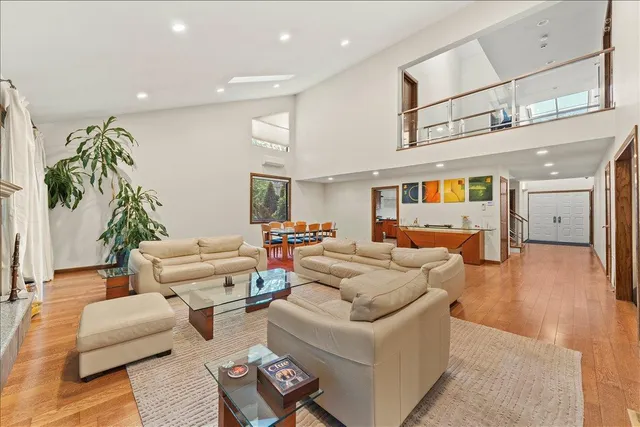 $1,375,000 | 10 Morley Court, Albertson, NY 11507