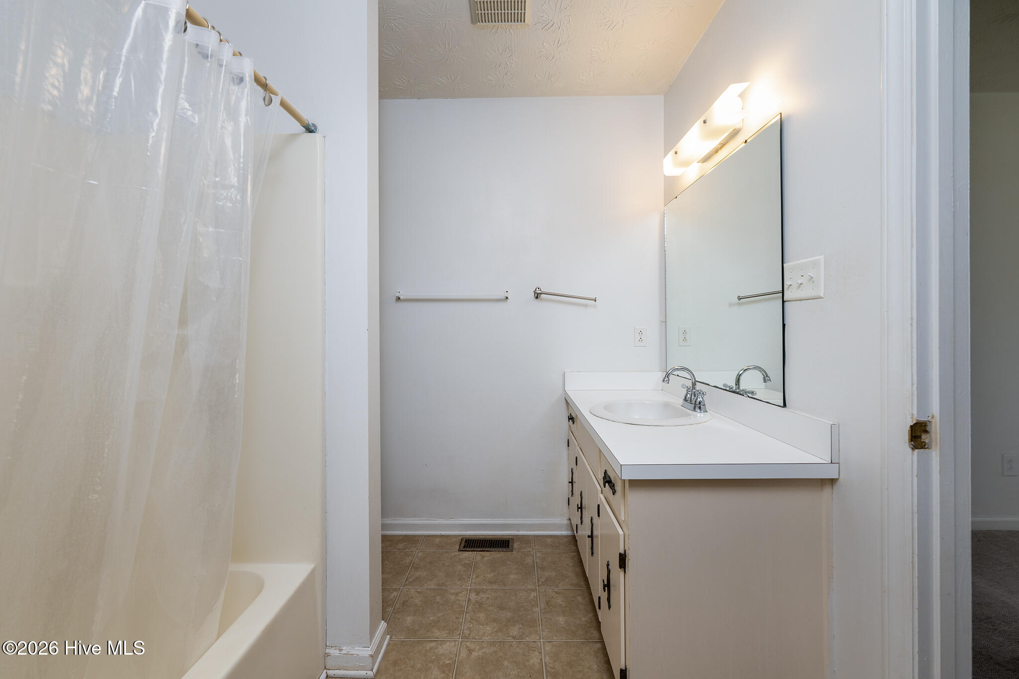 2013 Ridge Road New Bern, NC 28560 - Photo 22 of 42 Primary En Suite Bathroom