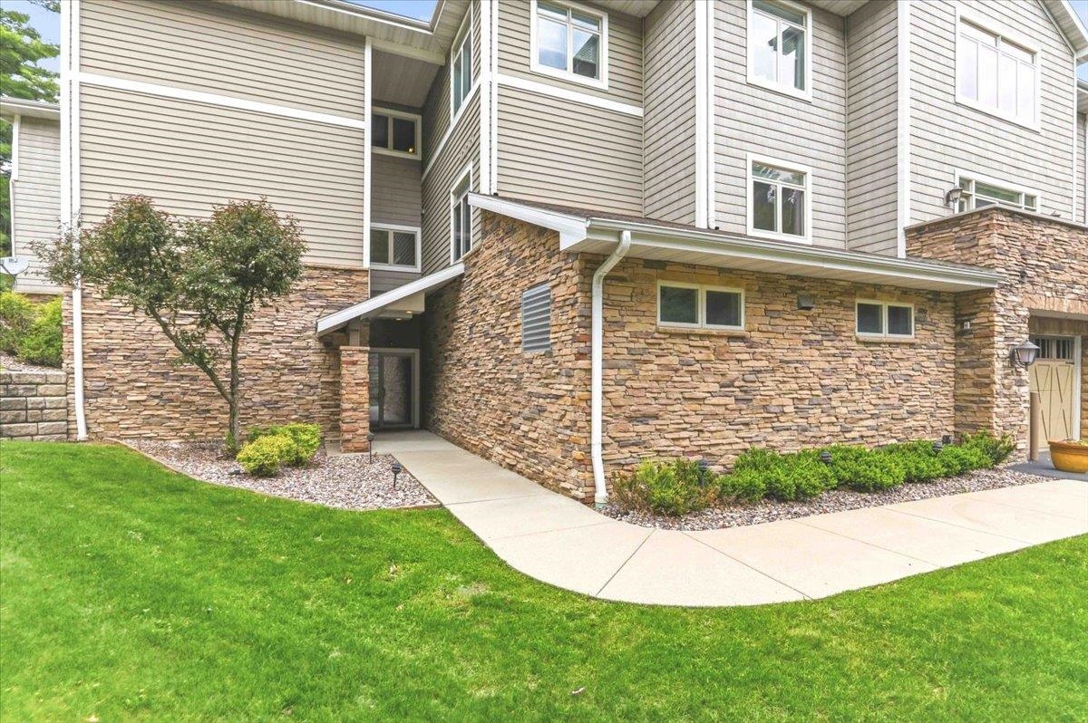 715 Canyon Road, Unit 4 Wisconsin Dells, WI 53965 - Photo 4 of 71