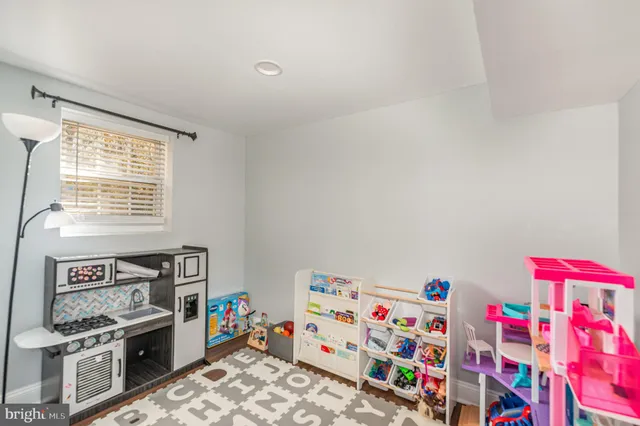 a very nice looking room with a baby crib