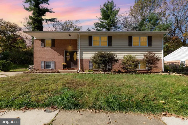 a front view of house with yard