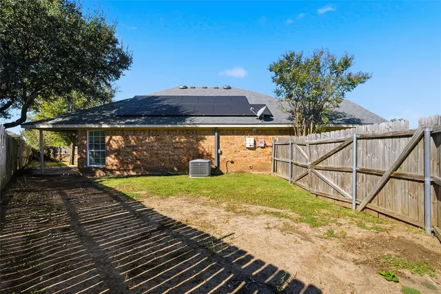 a view of a backyard