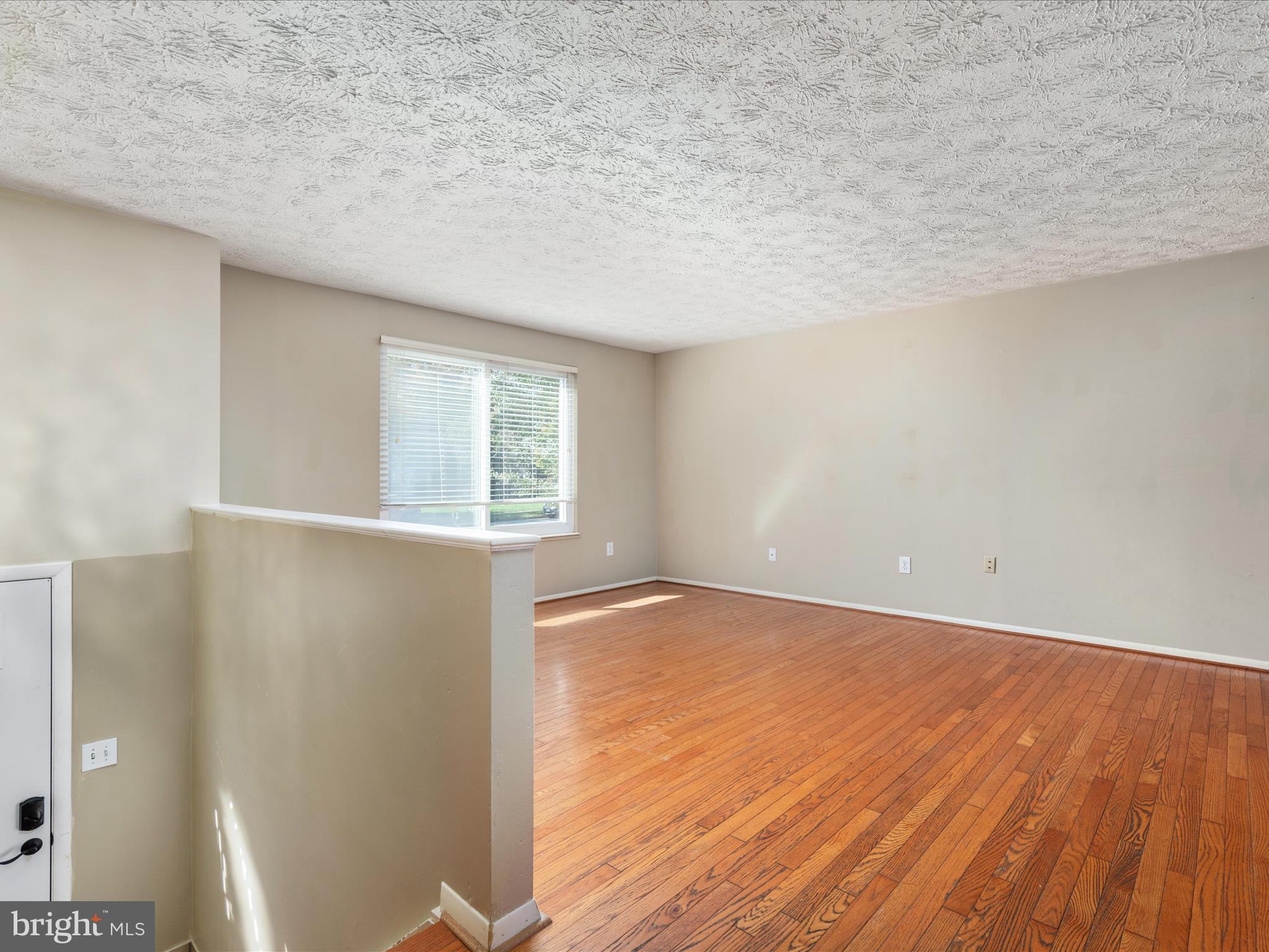 4514 Cub Run Road Chantilly, VA 20151 - Photo 5 of 15 Living Room | Main Level
