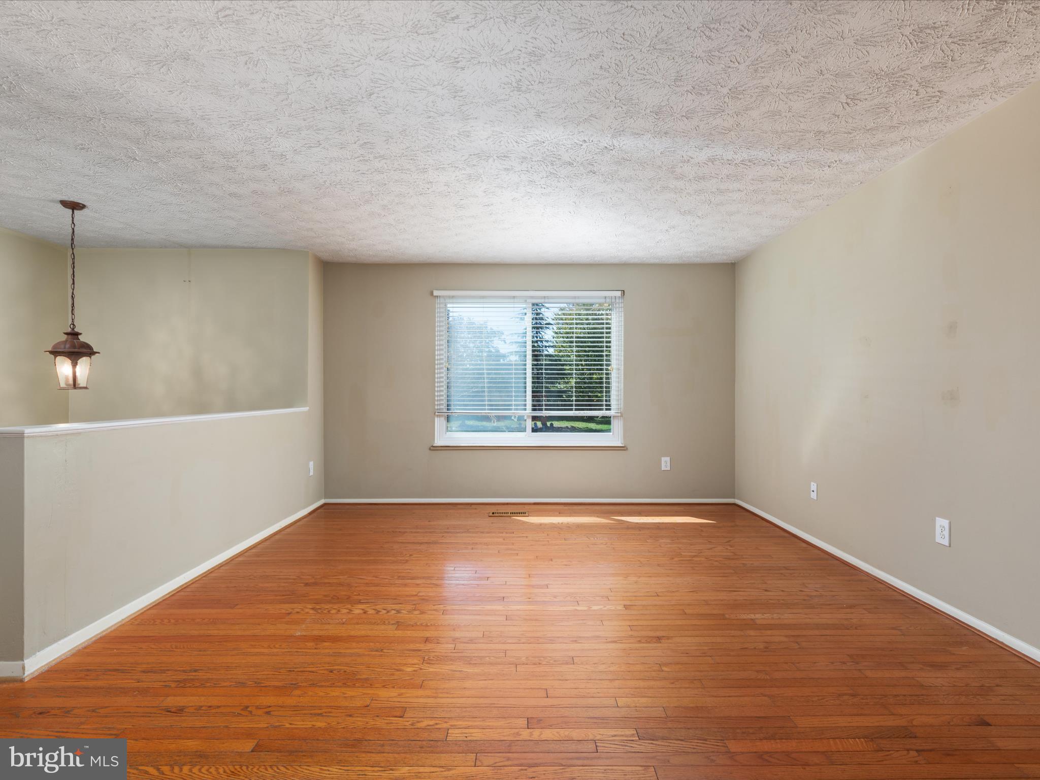 4514 Cub Run Road Chantilly, VA 20151 - Photo 6 of 15 Living Room | Main Level