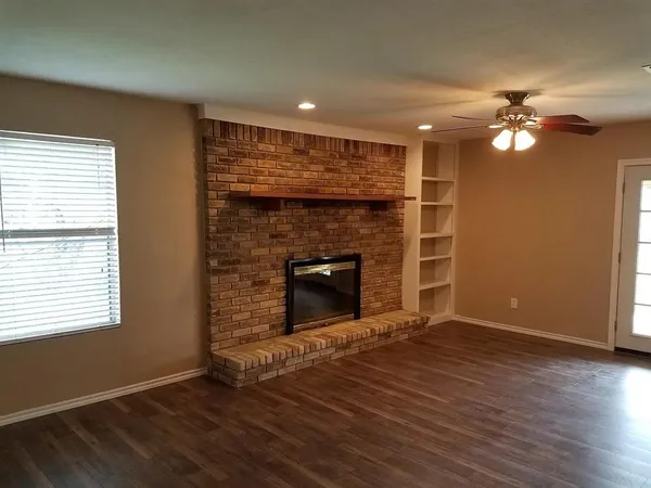 $2,000 | 100 Lochness Lane, Benbrook, TX 76126